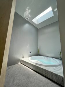 大阪箕面市　新築　円形の浴槽と天窓がある浴室２【たてコデ】